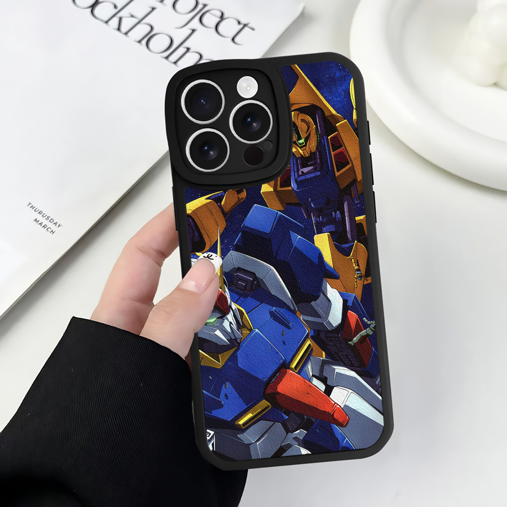 （画像用） 機動戦士ガンダム Mobile Suit Gundam 【iPhone 16シリーズ対応】シリコンスマホケース（レザー調） 材質：シリコン